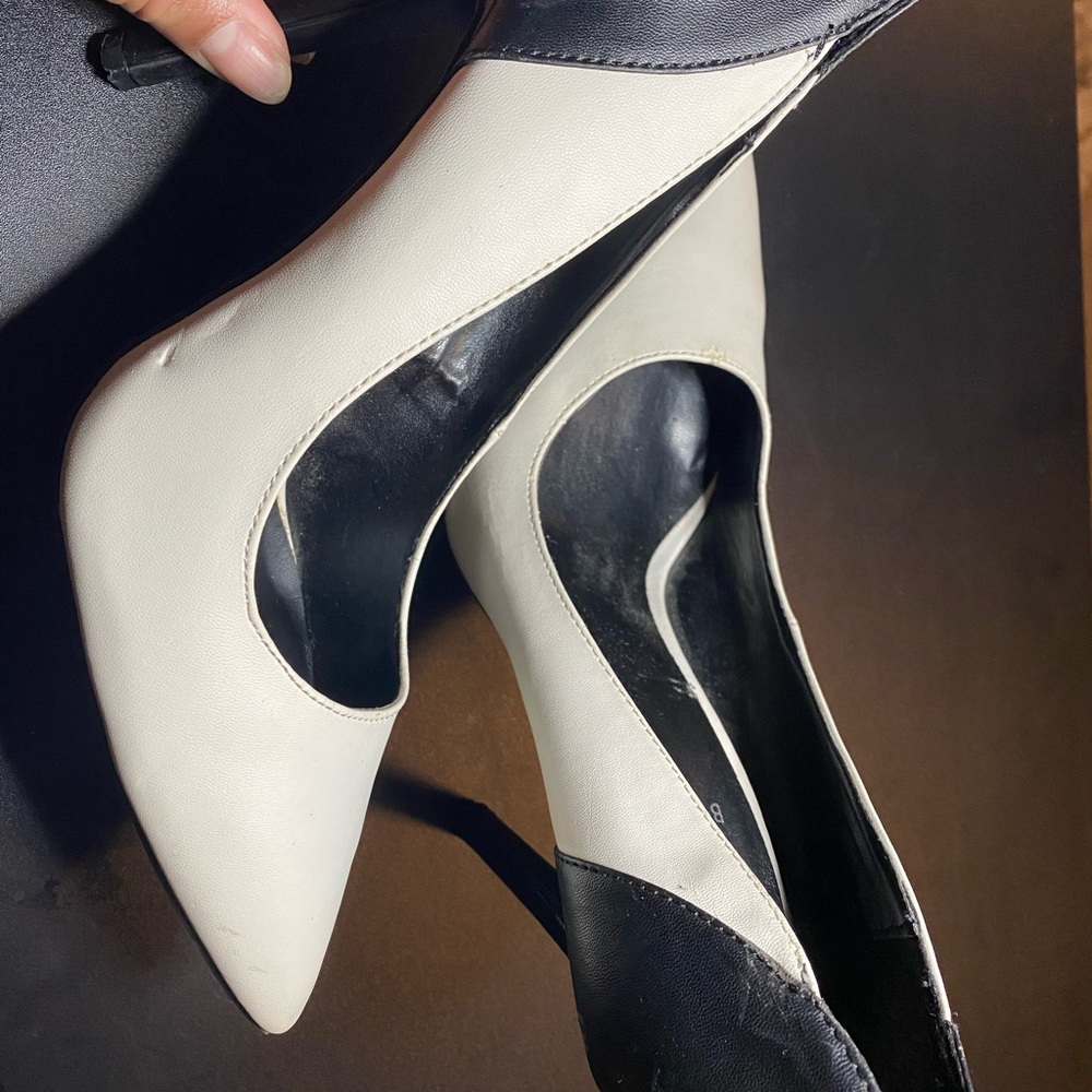 Black & white, slightly worn. GUESS PUMPS. Size 7.5